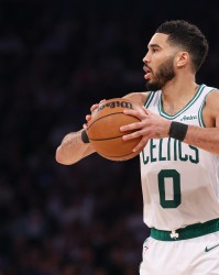 leyu集团-铁但挺全面！塔图姆半场8中2拿下7分7板5助1断 前5投全丢