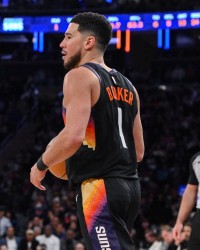 leyu部门-球队需要你！布克第三节10中7轰下16分2板1助 节末崴脚回更衣室